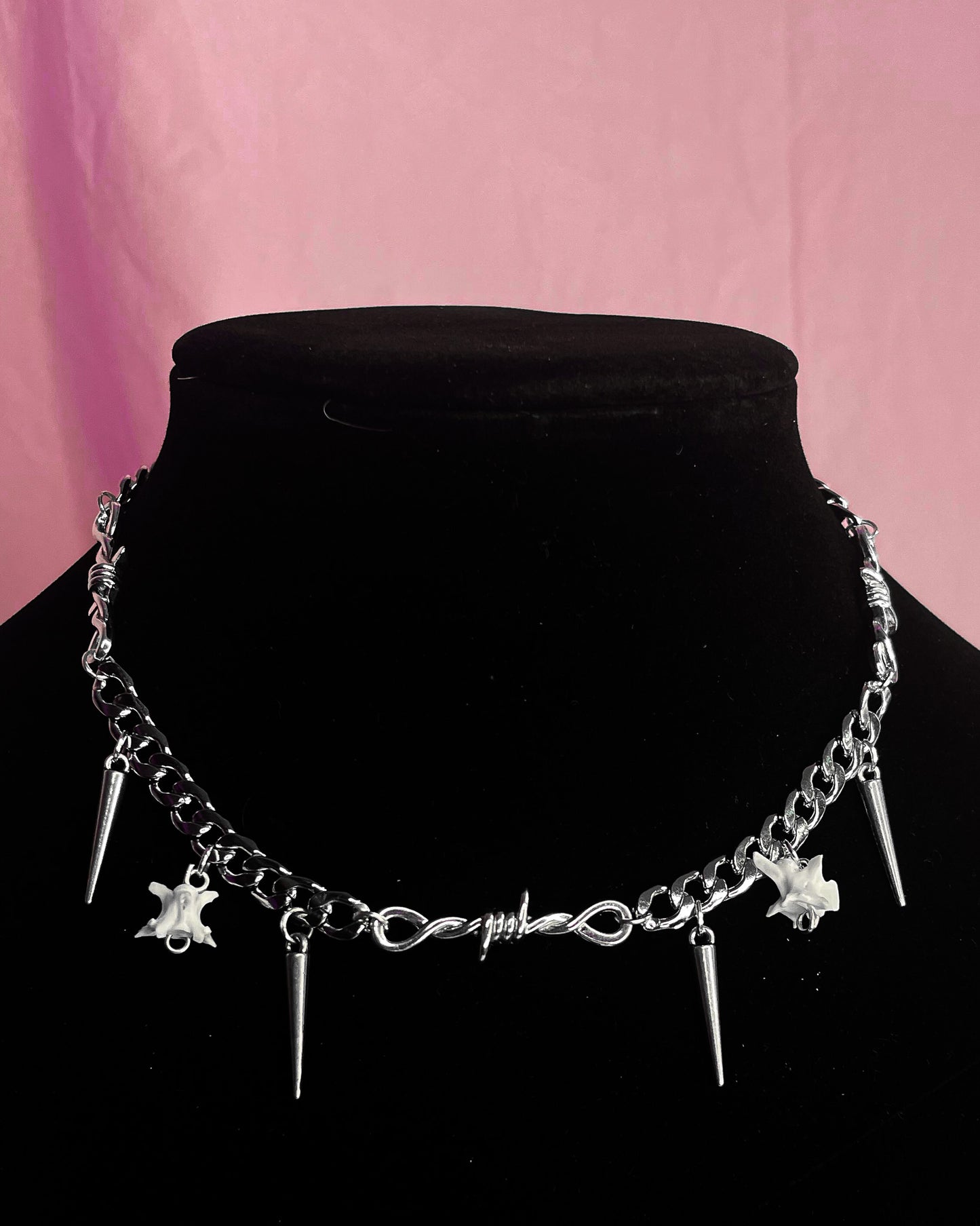 "𝖁𝖎𝖈𝖙𝖔𝖗𝖎𝖆" Necklace